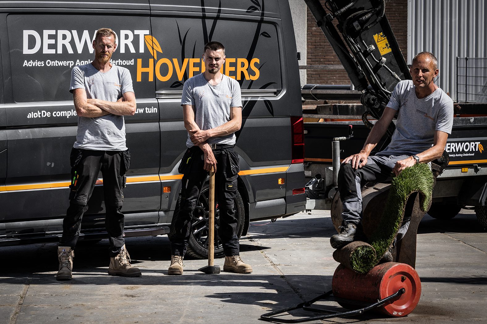 Twee hoveniers van Derwort aan het werk